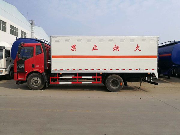 解放6米1(9.9噸)爆破器材車