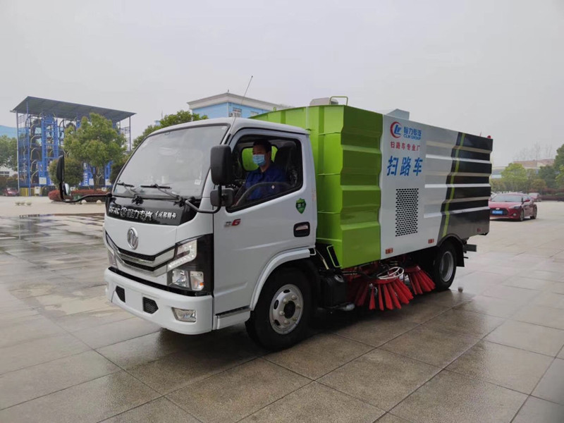 東風(fēng)小多利卡掃路車（1.5方水罐，4方塵罐）