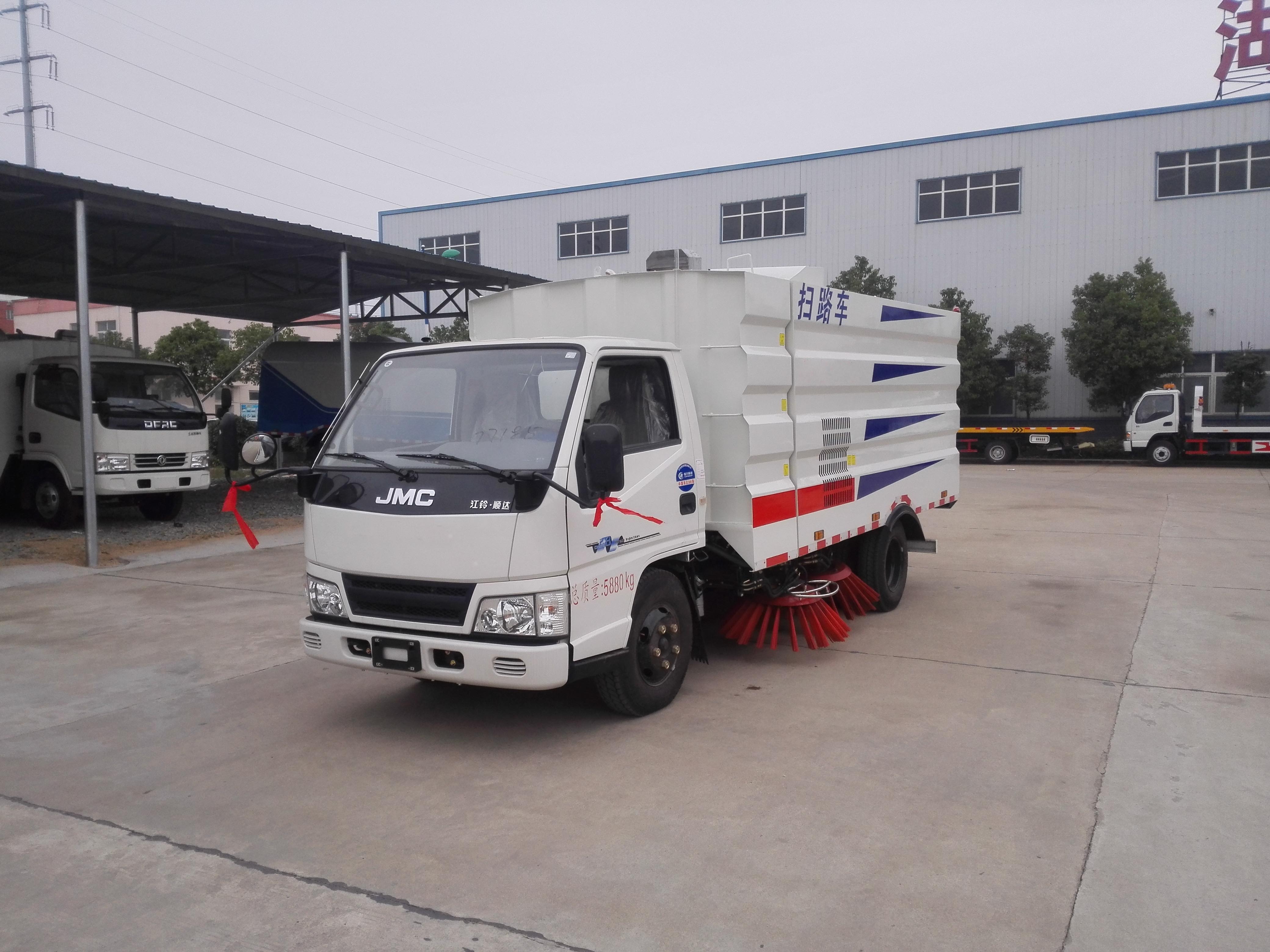 江鈴掃路車（1.5方水罐，4方塵罐）