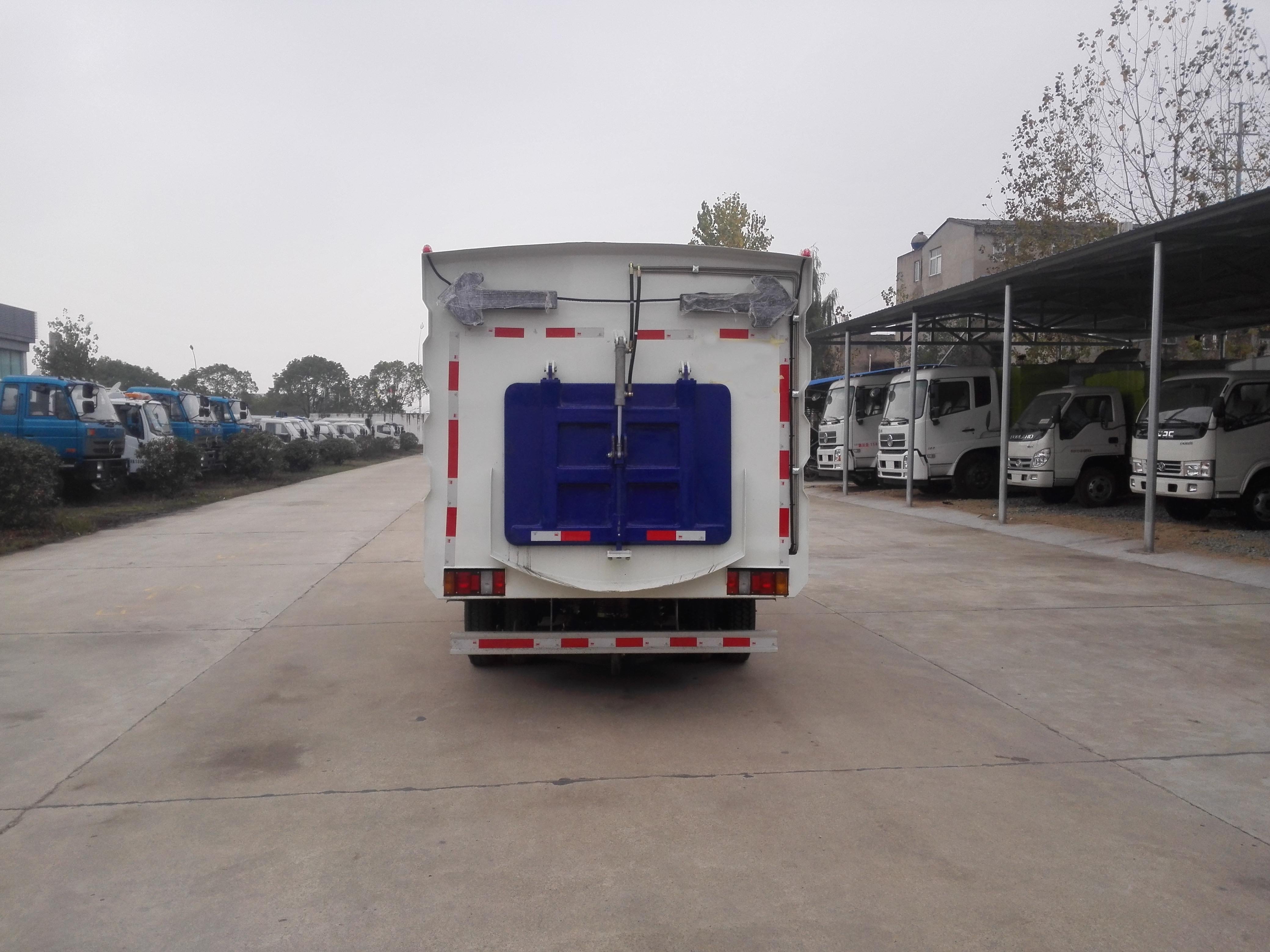 江鈴掃路車（1.5方水罐，4方塵罐）