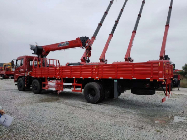 東風(fēng)專底小三軸12噸隨車吊