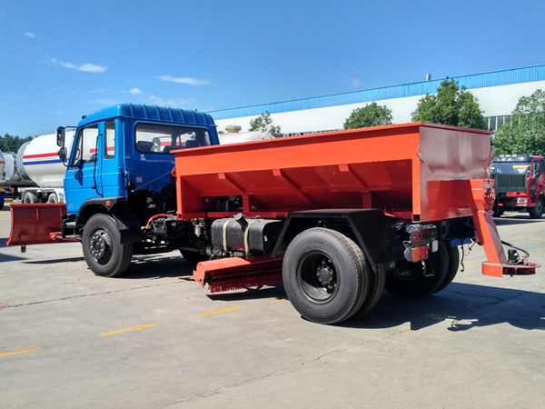 東風153多功能除雪車