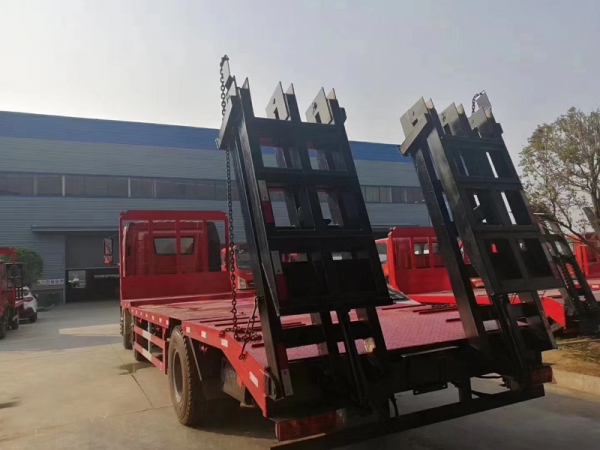解放J6前四后四挖機(jī)平板拖車(chē)