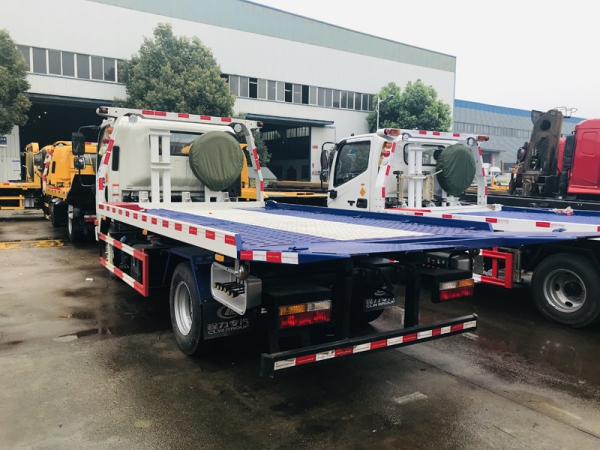 大運(yùn)藍(lán)牌清障車(chē)一拖二