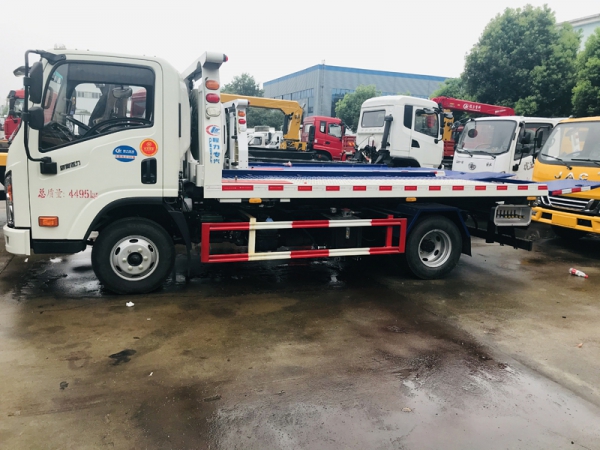 大運(yùn)藍(lán)牌清障車(chē)一拖二