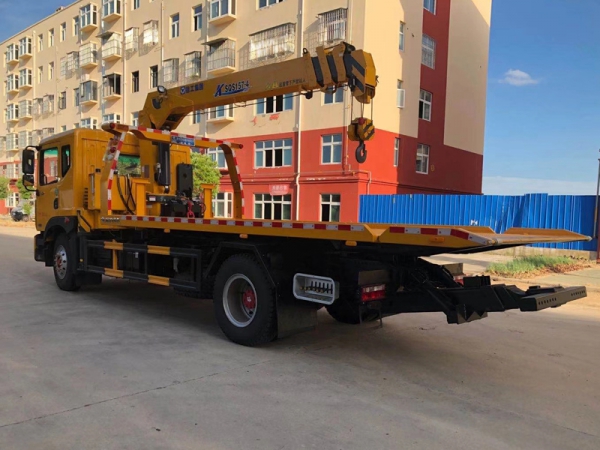 東風D9帶吊平板清障車