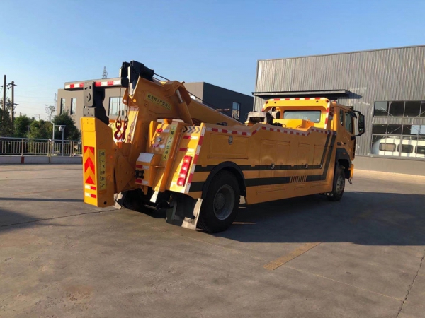 國六重汽豪瀚13噸拖吊聯(lián)體清障車