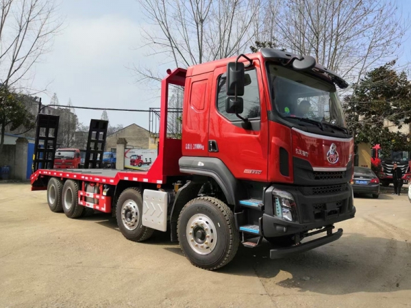 國六柳汽乘龍前四后八平板運輸車，挖機拖車