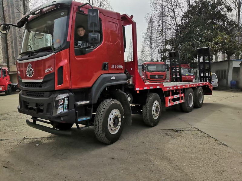 國六柳汽乘龍前四后八平板運(yùn)輸車，挖機(jī)拖車