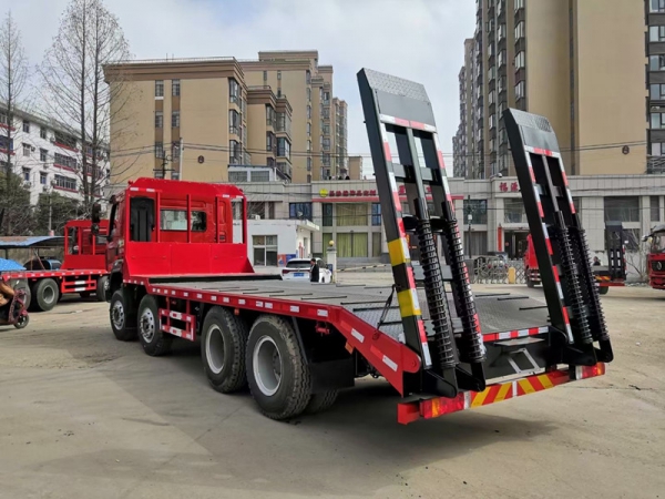 國六柳汽乘龍前四后八平板運輸車，挖機拖車