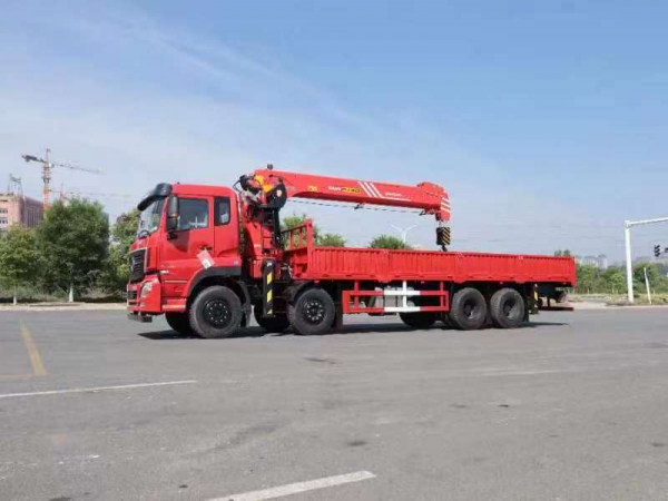 航天萬山14噸隨車吊平板運(yùn)輸車