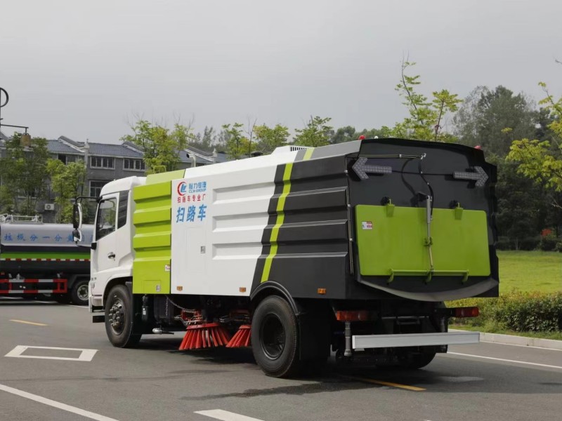 東風天錦掃路車（4方水罐8方塵罐）